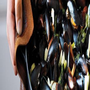 Mussels with Fennel and Lovage_image