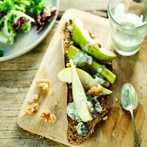 Toasted soda bread with blue cheese & pear image