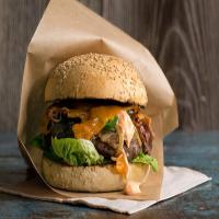 Classic hamburger with bacon, cheddar and jalapeño_image