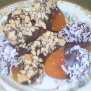 Chocolate-Dipped Apricots_image