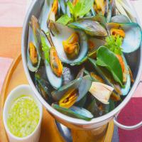 Thai Mussels in a Lemongrass White Wine Sauce_image