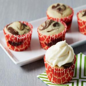 Black-and-White Cupcakes with Cream Cheese Frosting_image