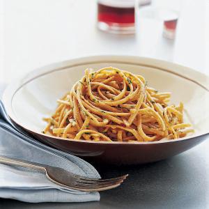 Whole-Wheat Pasta with Garlic and Olive Oil_image