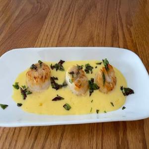 Seared Scallops with Pineapple Beurre Blanc_image