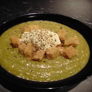 Broccoli and Leek Soup With Croutons and Sour Cream_image