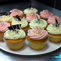 Magnolia Bakery Vanilla Cupcakes_image