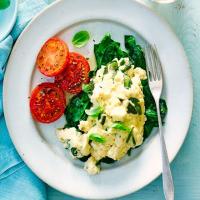 Scrambled eggs with basil, spinach & tomatoes image