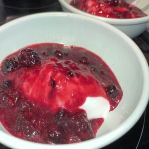 Greek Yogurt With Warm Berry Sauce_image