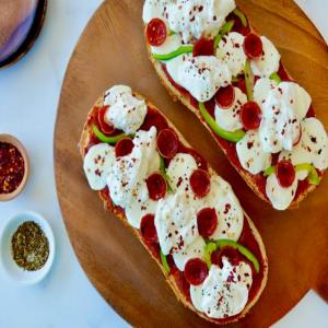 French Bread Pizzas with Burrata_image