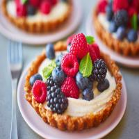 Fruity Berry Tarts with Vanilla Cashew Cream_image
