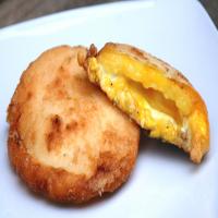 Arepas con Huevo: Corn Cake and Egg Breakfast Sandwich_image