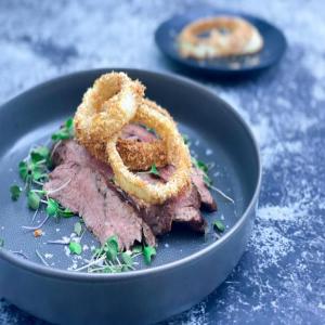 Grilled Flank Steak with Onion Rings_image