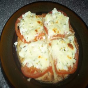 Quick and Healthy Broiled Pita Pizza_image