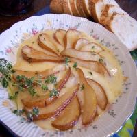 Brie With Roasted Pear and Thyme_image