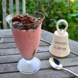 Peanut, chocolate and strawberry sundae_image