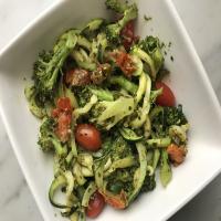 Pesto Zucchini Noodles with Tomatoes and Broccoli_image
