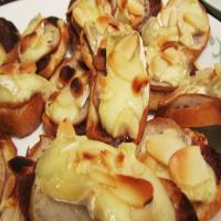 Alouette Baby Brie Toasts With Pear and Chocolate Wine Sauce_image