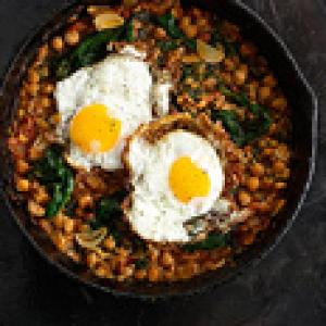 Spinach with Chickpeas and Fried Eggs_image