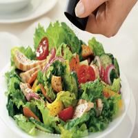 Tossed Green Salad with Chicken and Crushed Black Pepper_image