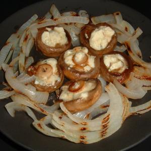 Blue Cheese Stuffed Mushrooms with Grilled Onions_image