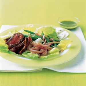 Steak Salad with Onion and Green Beans_image