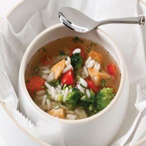 Sopa con trozos de pollo y verduras_image