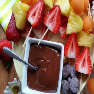 BAKER'S Chocolate Fruit Skewers_image