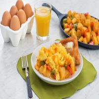 Cheesy Scrambled Eggs with Hash Browns_image