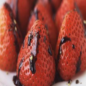Strawberries With Balsamic Black Pepper_image