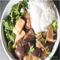 Stir-Fried Chicken, Black Mushrooms, Bamboo Shoots and Spinach_image