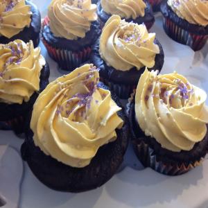 Vegan Chocolate Cupcakes with Vanilla Frosting_image