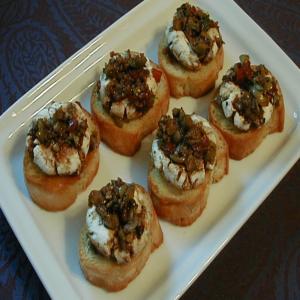 Marinated Goat Cheese Rounds With Crostini_image