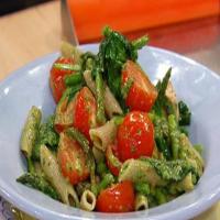 Dr. Travis Stork's Pesto Pasta with Spinach, Asparagus, and Cherry Tomatoes_image