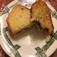 Grilled Roast Beef and Smoked Gouda Cheese Sandwich_image