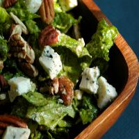 Romaine Salad With Pecan and Blue Cheese Dressing_image