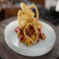 Corned beef hash with beer-battered onion rings_image