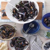 Mussels with Red Wine and Roasted Garlic_image