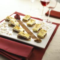 Brie With Pear and Chocolate Wine Sauce_image