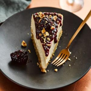 Slow cooker muscovado cheesecake with hazelnuts & blackberries_image