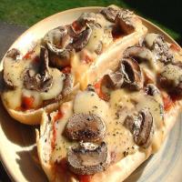 Mushroom-Gouda French Bread Pizzas_image