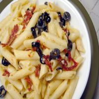 Penne With Sun-Dried Tomatoes and Asiago Cheese_image