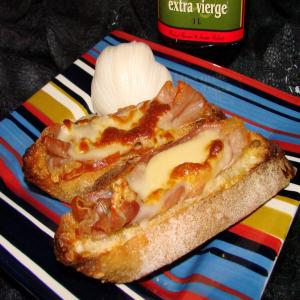Grilled Bread With Ham and Mozzarella_image