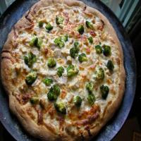 White Pizza With Chicken, Broccoli And Mushrooms_image