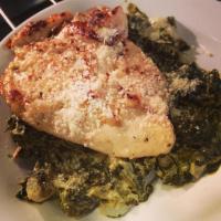Baked Chicken Over Creamed Spinach_image