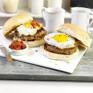 Sausage & egg baps with spicy tomato sauce_image