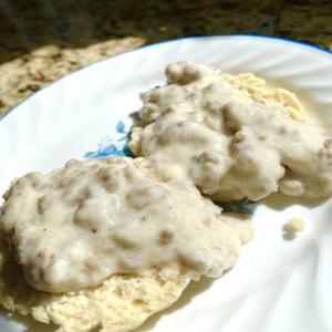 Low-Carb Maple Sausage Gravy and Biscuits_image