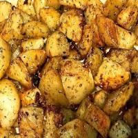 Classic Oven Roasted Potatoes with Garlic and Rosemary_image