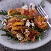 Griddled peaches with prosciutto & blue cheese image