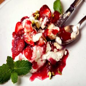 Meringue Mess With Rhubarb and Strawberries_image