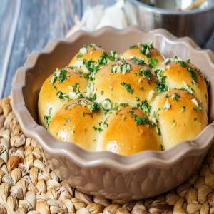 Pampushky (Ukrainian Garlic Bread)_image